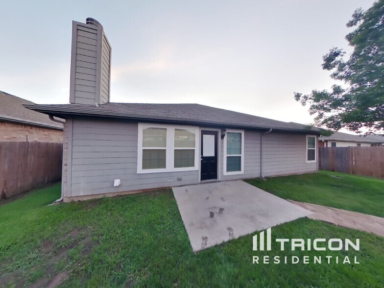Building Photo - 1704 Bob Dr