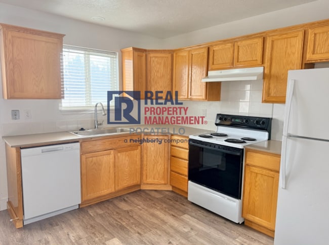 Building Photo - 3 Bedroom 1.5 Bath duplex - 1 car garage