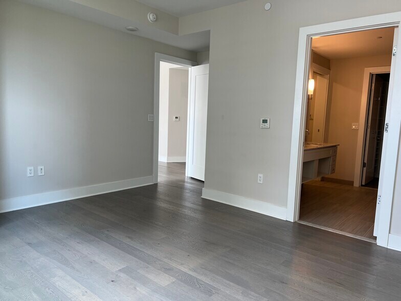 Primary Bedroom - 4960 Fairmont Ave