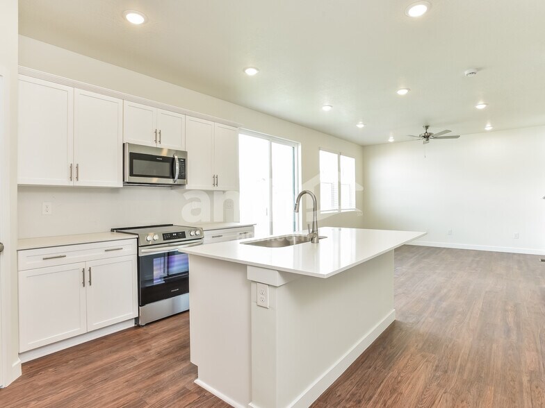 Building Photo - 8931 Royal Ln