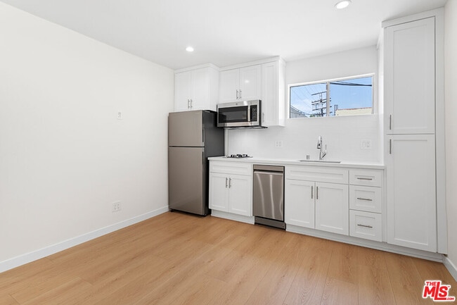 Building Photo - 345 N Sycamore Ave