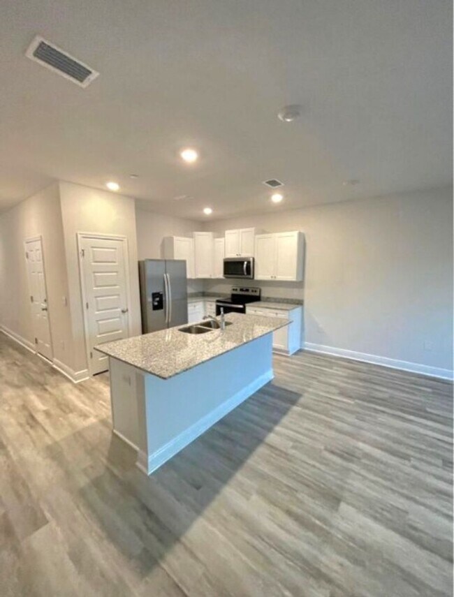 Building Photo - Must see newer Townhome!