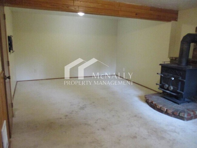 Building Photo - Split Level 3 Bedroom 2.25 Bath on Peacock...