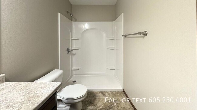 Building Photo - Spacious 4 Bedroom 3 Bathroom home with Va...