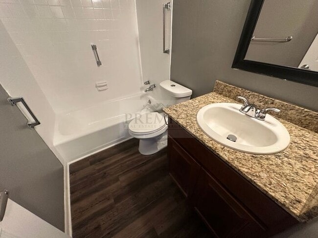 Building Photo - Updated 1 bed / 1 bath apartment - 60 West...