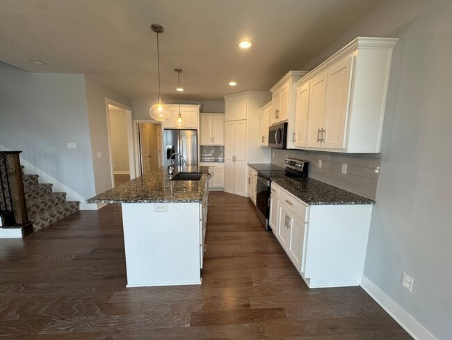 Building Photo - Luxury 5BR 4 BA Home w/ Pool and Clubhouse Access in GREAT location!