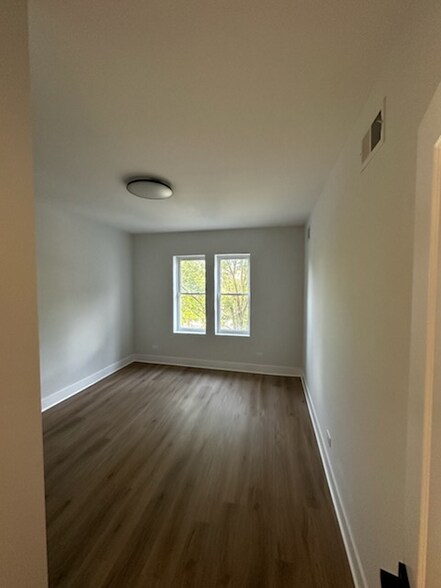 Building Photo - 5504 N Kimball Ave