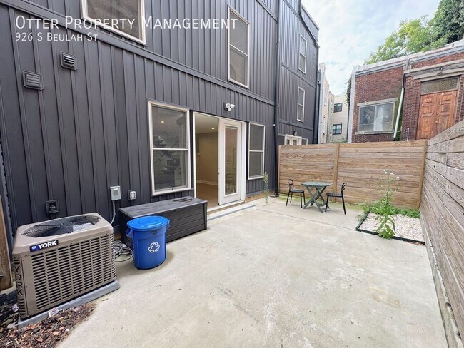 Building Photo - 926 S Beulah St