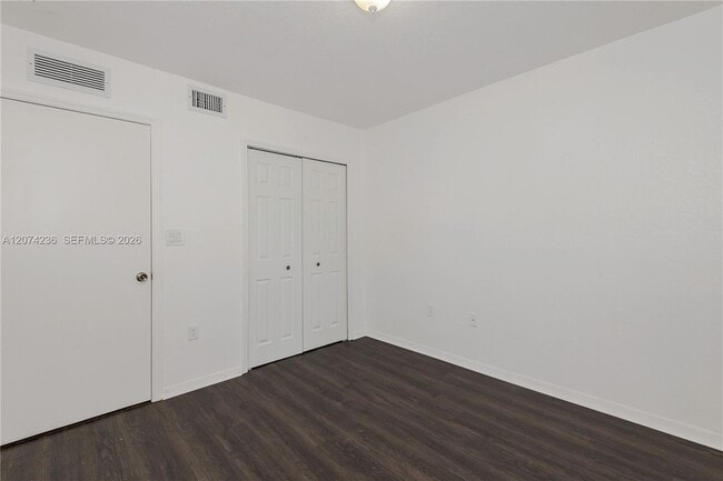 Building Photo - 975 NE 34th Ave