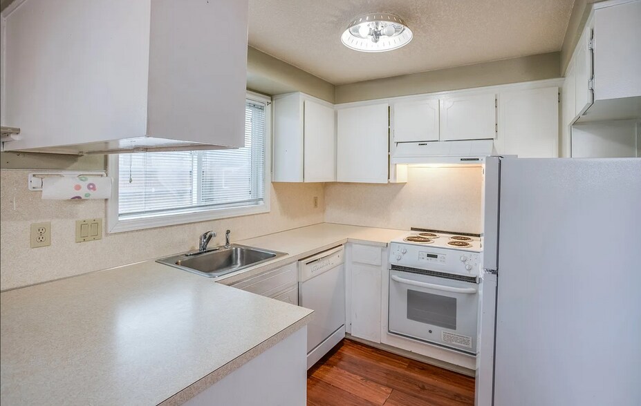 Building Photo - 870 S Holladay Dr