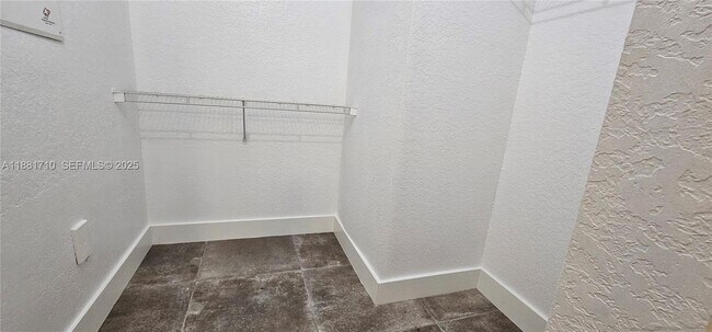 Building Photo - 6692 W Sample Rd