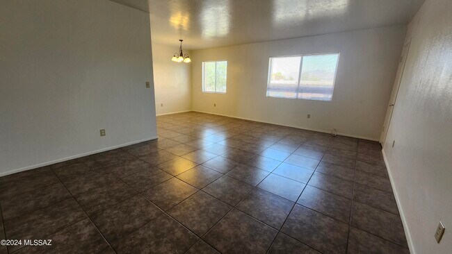 Building Photo - 810 S Kolb Rd