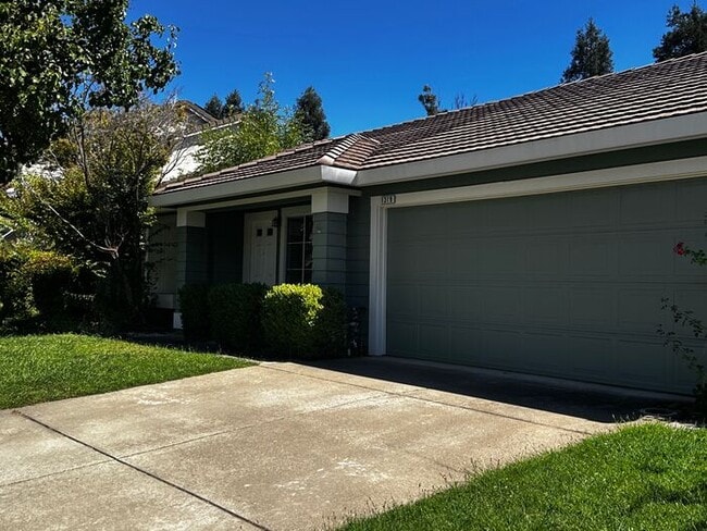 Building Photo - 3 Bedroom 2 Bath House with Amazing Rosevi...