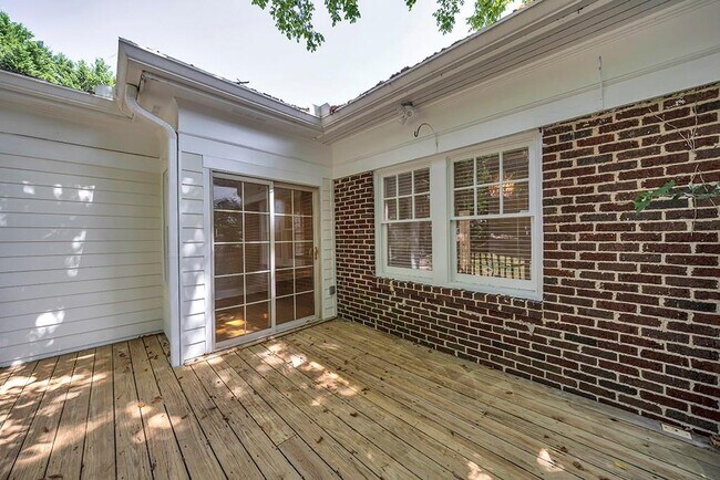 Building Photo - 876 Courtenay Dr NE