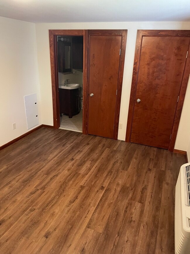 Building Photo - 114 Park Plz