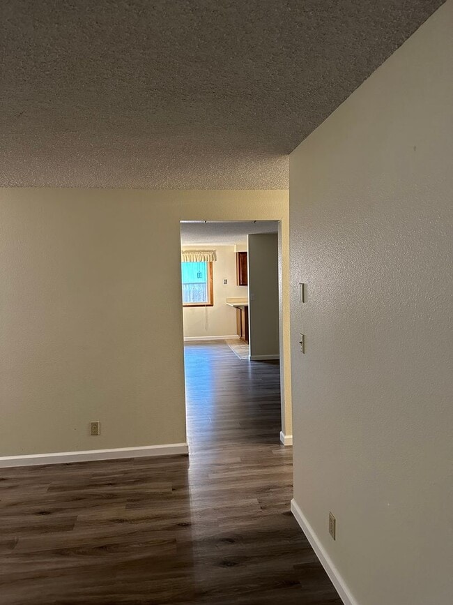 Building Photo - Beautiful 3 bedroom 2 bathroom house in a ...