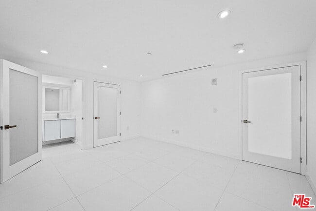 Building Photo - 621 Kings Rd