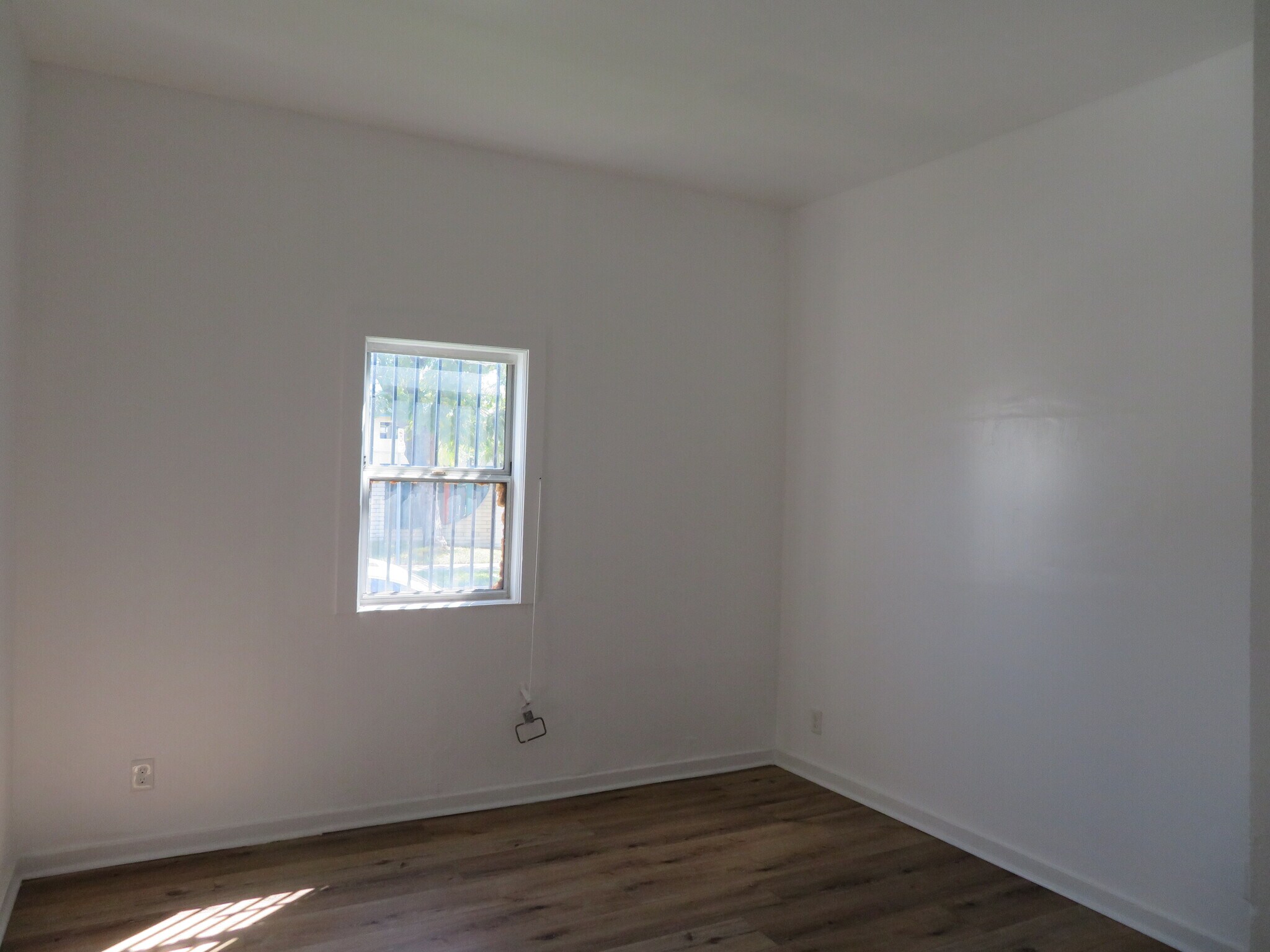 Building Photo - 154 E Colden Ave