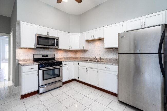 Building Photo - 4326 N Avers Ave