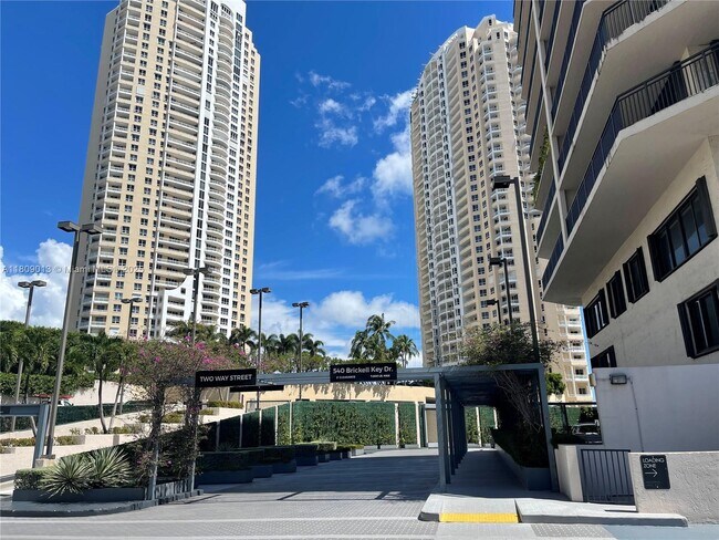 Building Photo - 540 Brickell Key Dr