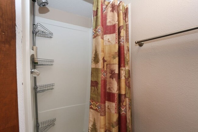 Building Photo - 2 Bedroom in Wildernest!  Summer lease!