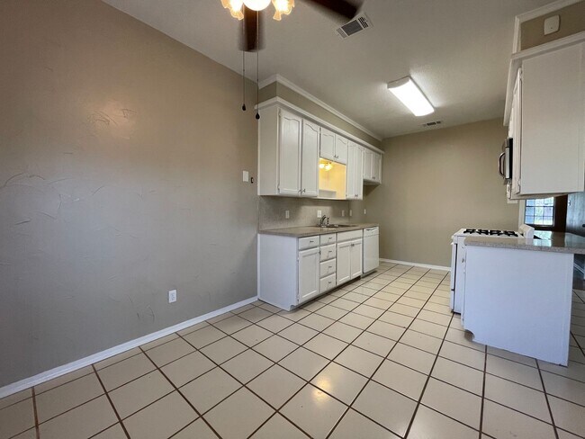 Building Photo - AVAILABLE NOW 2 BEDROOM 2 BATH TOWNHOME IN GRAPEVINE