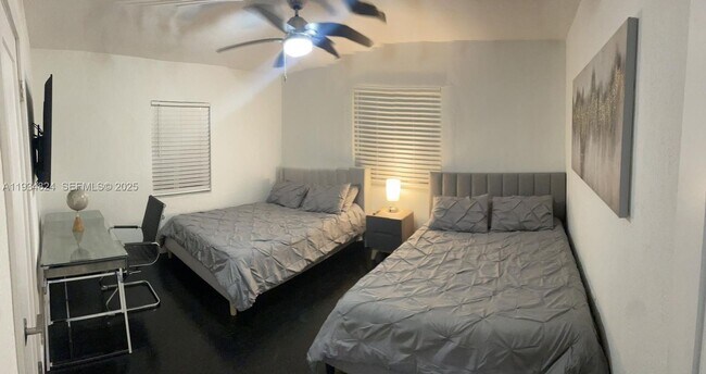 Building Photo - 1955 Washington St