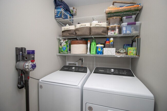 Building Photo - Spacious 3BR in Myers Creek – Fenced Yard, Workshop w/ Electricity & Bright Open Living!