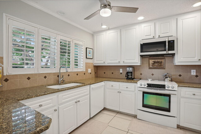 Building Photo - 10 Sailfish Ln