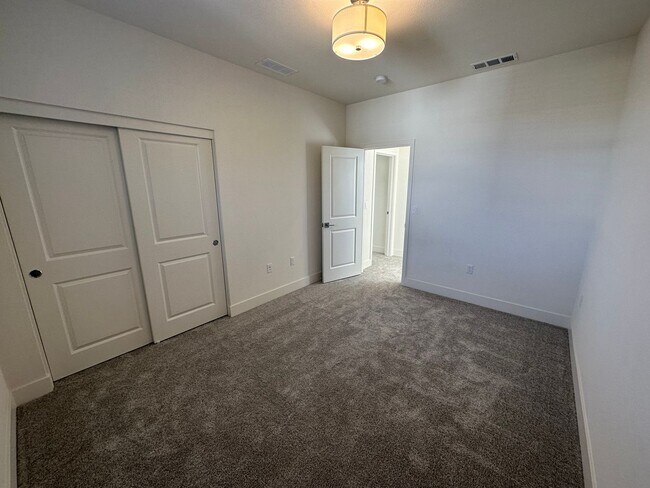 Building Photo - 2056 Marina Dr