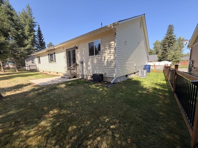 Building Photo - 323 Huppert Ln