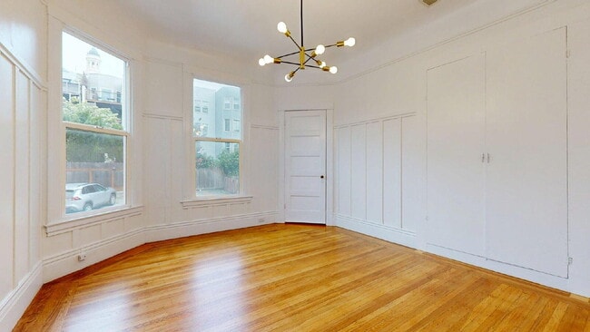 Building Photo - Bright Top-Floor 2BR / 1.5BA Apartment North of Panhandle & Next to Golden Gate Park