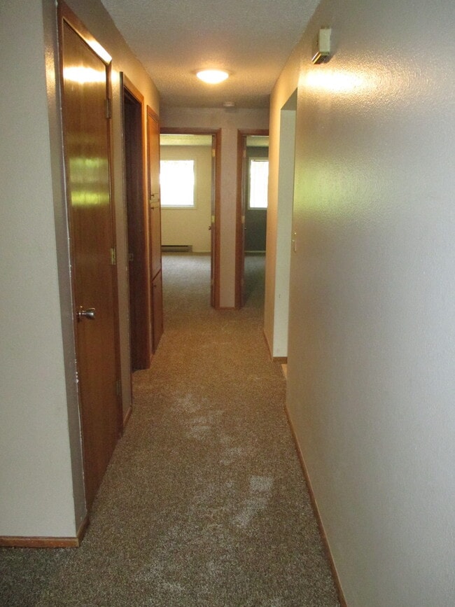 Building Photo - Nice Two Bedroom with Fireplace