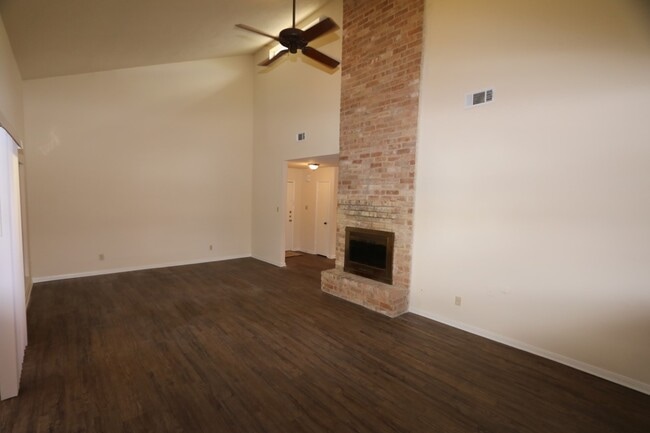 Building Photo - 15819 Spruce Point Dr
