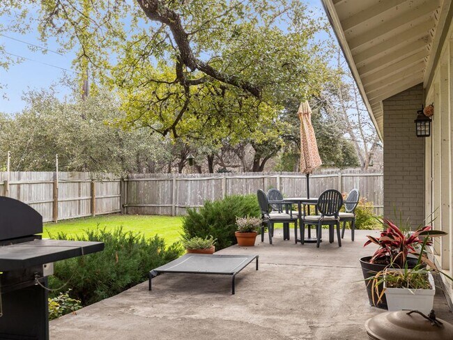 Building Photo - 2101 Falcon Hill Dr