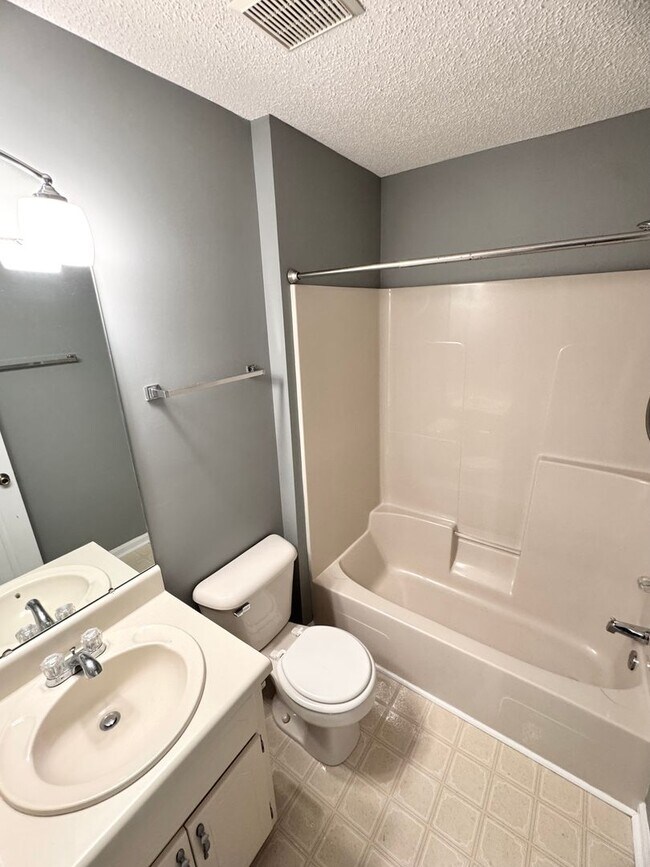 Building Photo - Available NOW -104 PIneridge