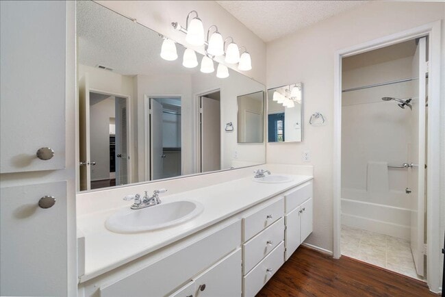 Building Photo - GREAT CONDO CLOSE TO VALENCIA MALL!