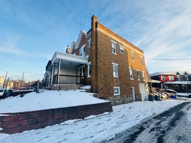 Building Photo - Rehabbed 3bd/1.5bth House with Backyard!! SECTION 8 ONLY!!