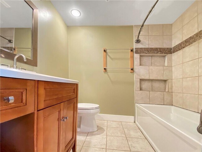 Building Photo - 877 Lenox Oaks Cir NE