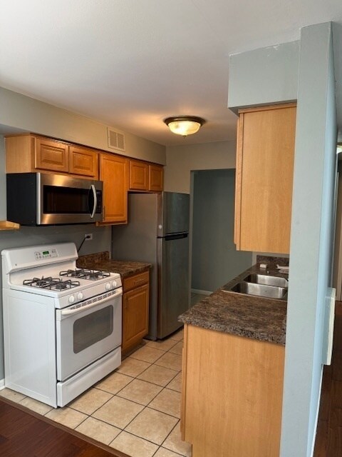 Building Photo - 1810 W Hatherleigh Ct