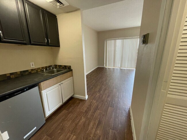 Building Photo - Studio in the Heart of Phoenix!