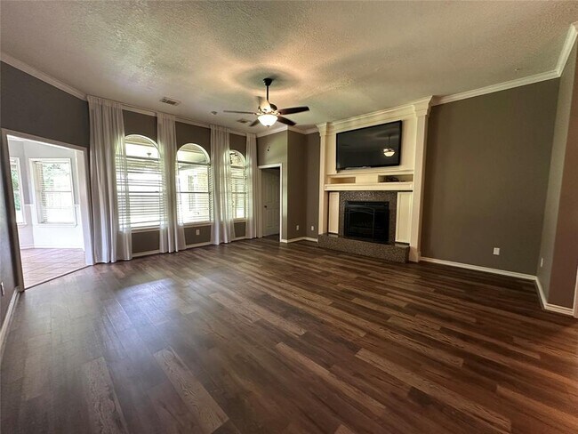 Building Photo - 243 Fantasy Ln