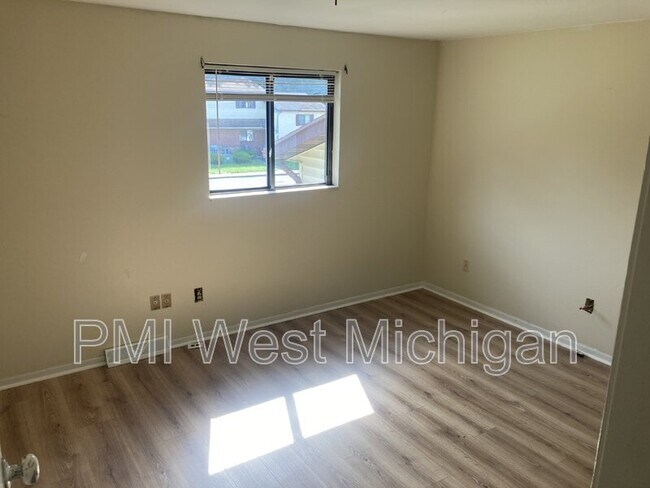 Building Photo - 6059 In the Pines Dr SE