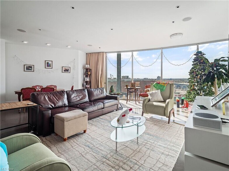Living Room - 701 W Lakeside Ave