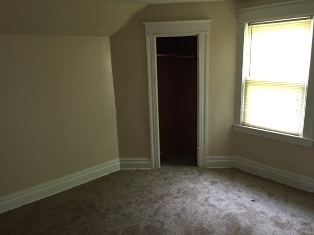 Building Photo - HUGE SINGLE FAMILY FOR RENT !!