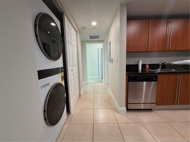 Building Photo - 610 Clematis St