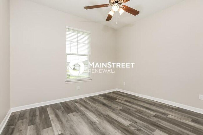 Building Photo - 3 Bedroom Pet-Friendly Home in GRAND ISLAND, FL with Main Street Renewal