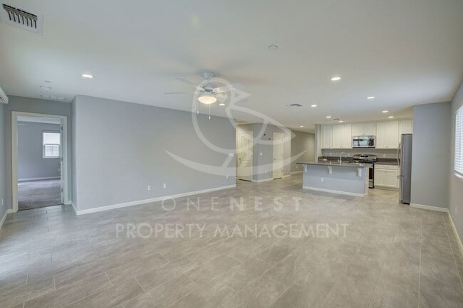 Building Photo - Beautifully maintained and modern 4-bedroom, 2-bathroom