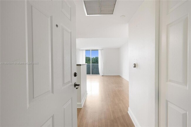 Building Photo - 3000 Coral Wy