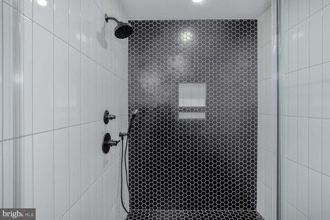 Building Photo - 722 Kenyon St NW